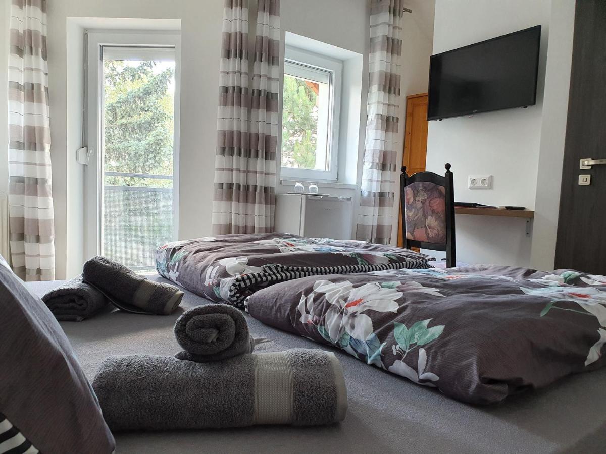 Monostor Panzio Bed & Breakfast โคมารม ภายนอก รูปภาพ