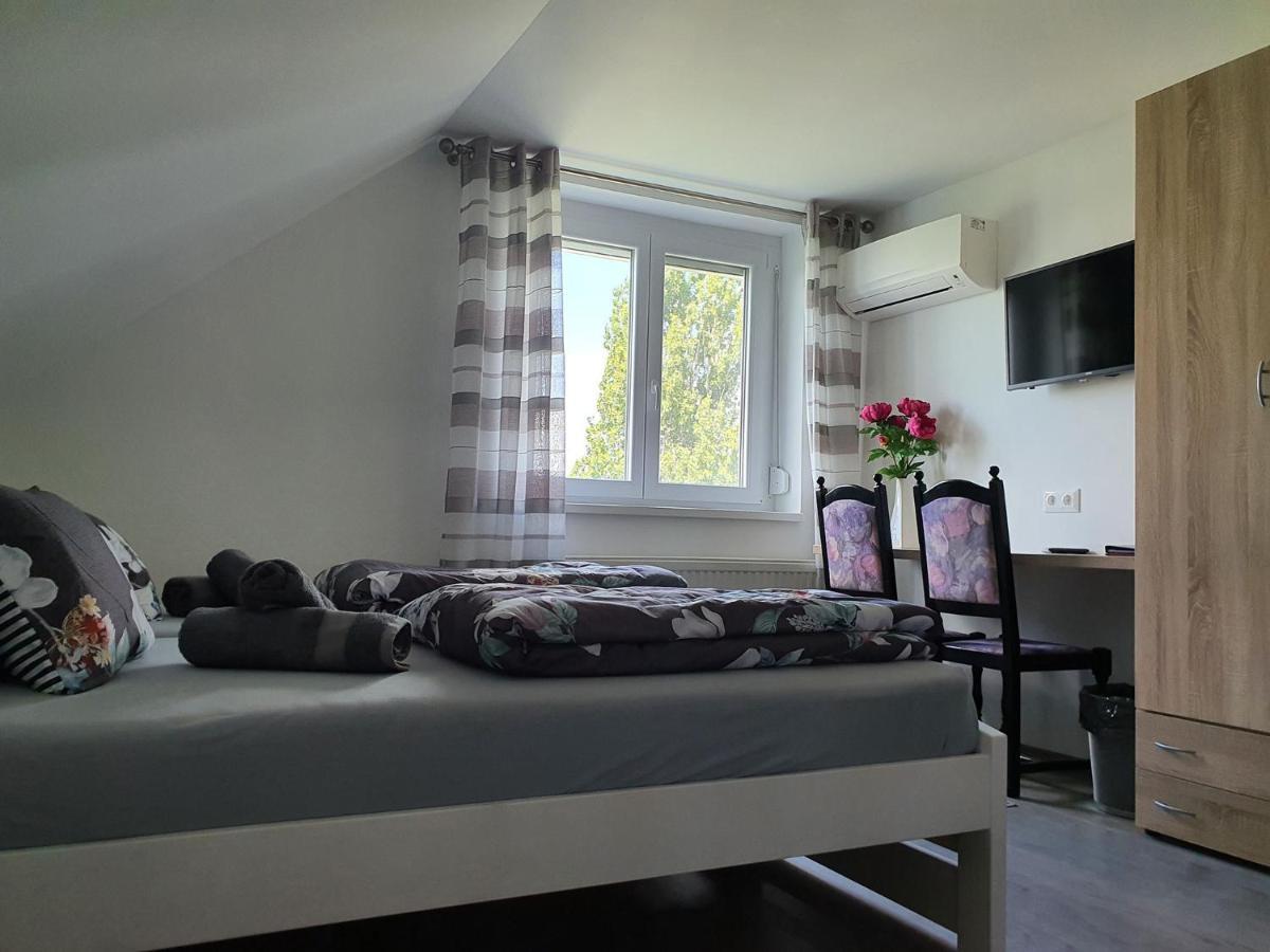 Monostor Panzio Bed & Breakfast โคมารม ภายนอก รูปภาพ