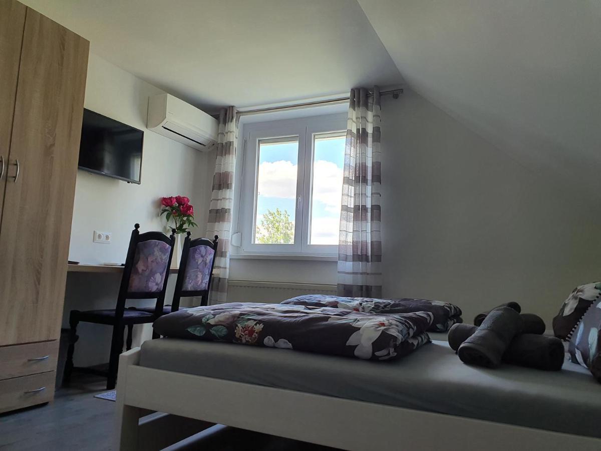 Monostor Panzio Bed & Breakfast โคมารม ภายนอก รูปภาพ